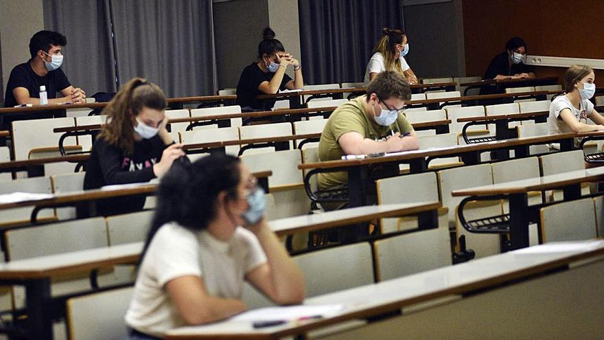 Varios alumnos en un aula de la UMU, durante los exámenes de la EBAU del pasado curso.