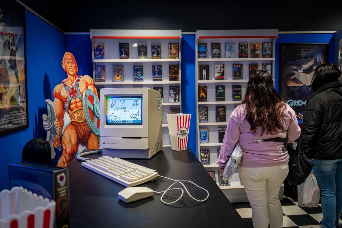 Barcelona, 18/03/2026 On Barcelona. Retro Experience BCN monta un videoclub de los años 80 en el Mercat dels Encants. AUTOR: MANU MITRU