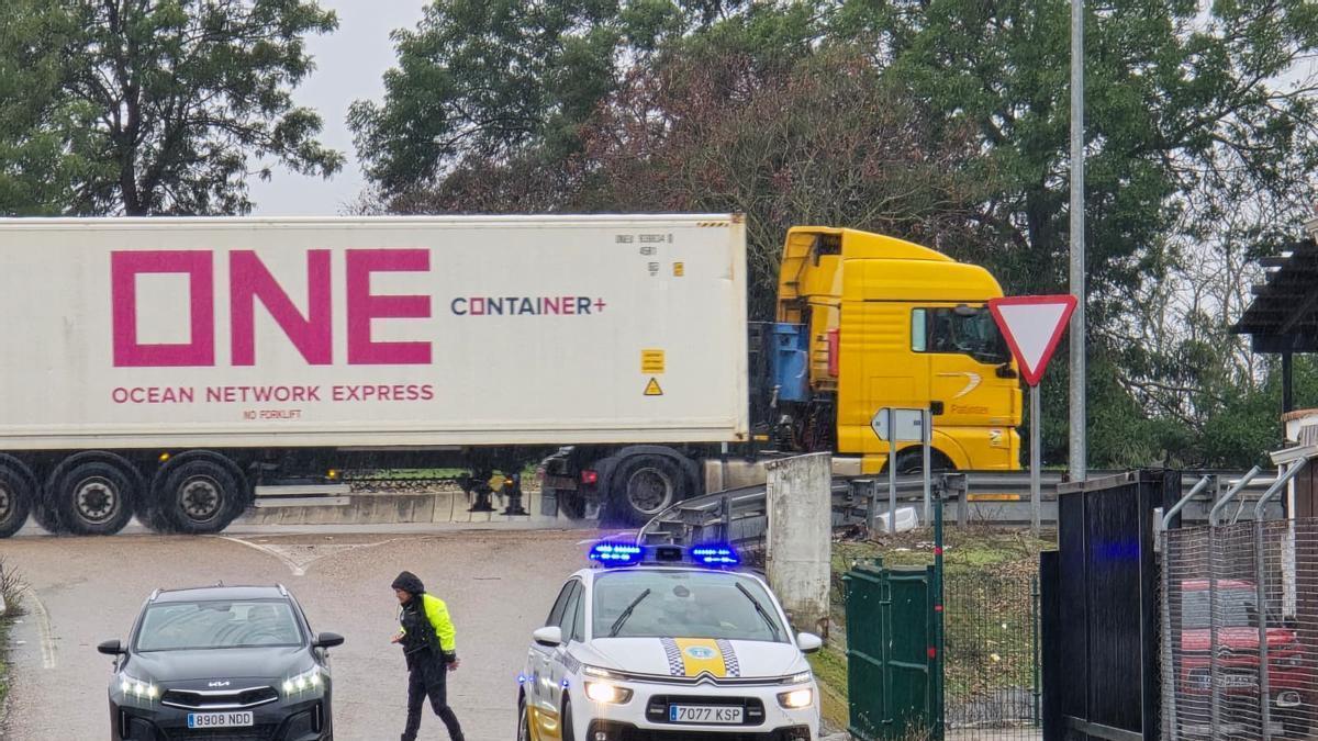 Los agentes desalojan a los vecinos de las Casas Aisladas de Gévora.