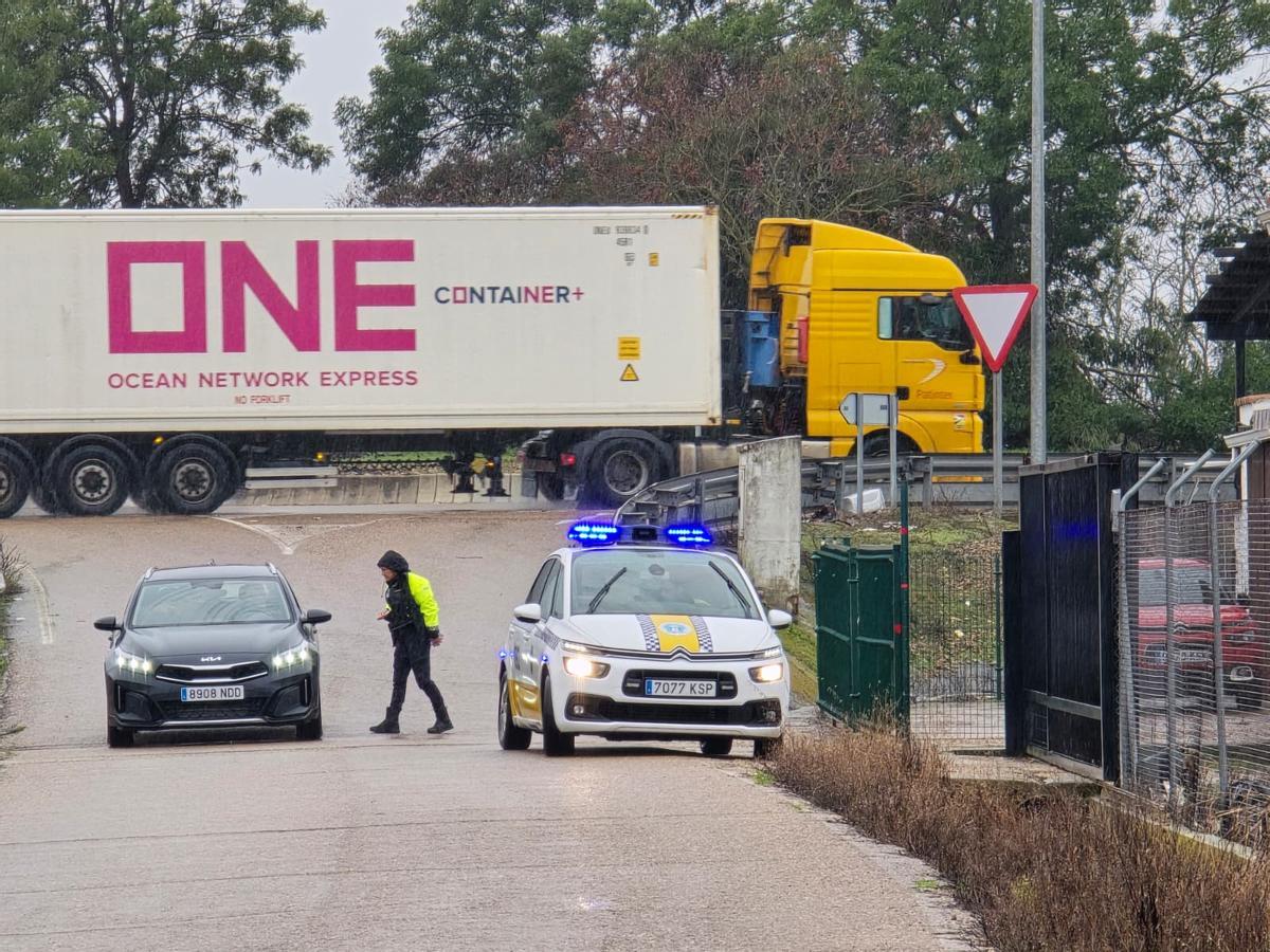 Los agentes desalojan a los vecinos de las Casas Aisladas de Gévora.