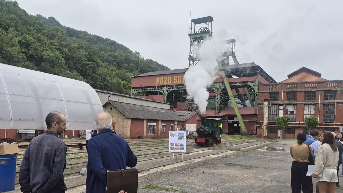 La locomotora de vapor circula en el pozo Sotón.