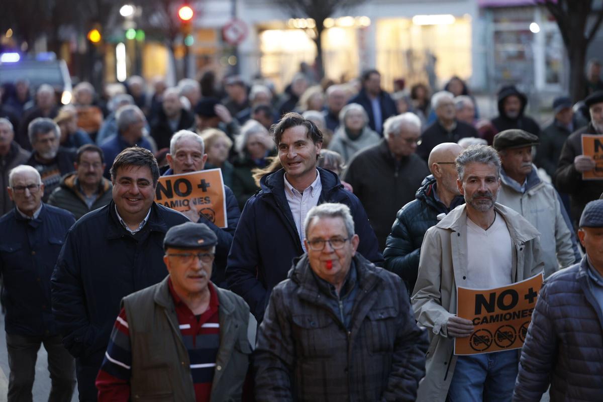 Gijón. Manifestación de vecinos de La Calzada por el tráfico de camiones