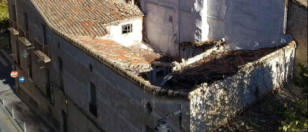 Ontinyent evita el desplome de un céntrico edificio cuyo tejado se ha  hundido - Levante-EMV