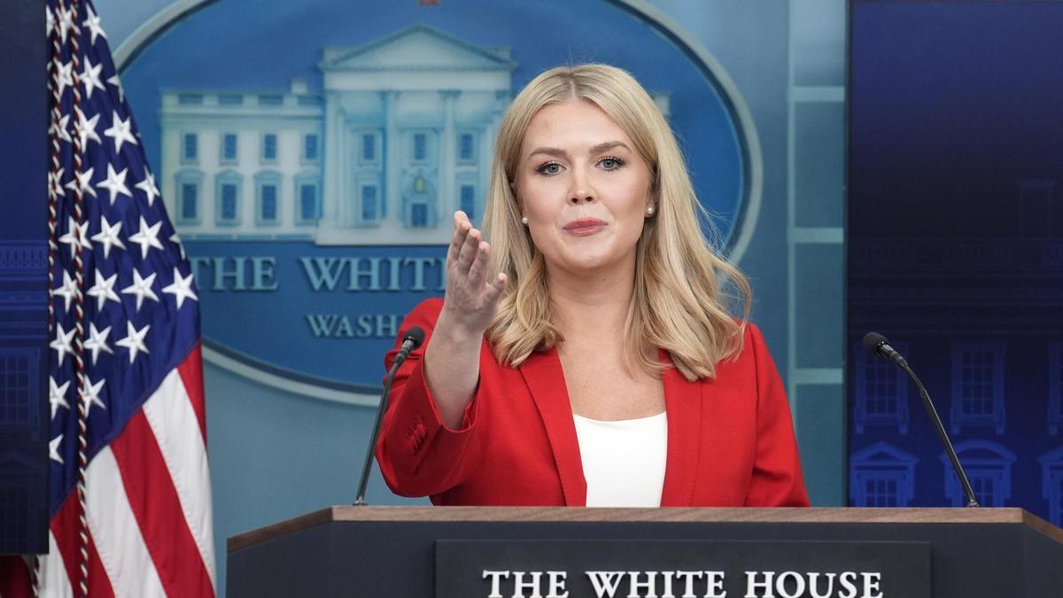 La secretaria de prensa del presidente estadounidense Donald Trump, Karoline Leavitt, en la sala de prensa de la Casa Blanca