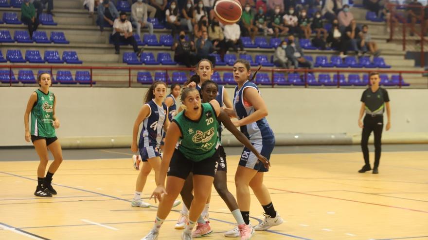 Elena Cano (UCB) persigue un balón en el derbi UCB-Adeba.