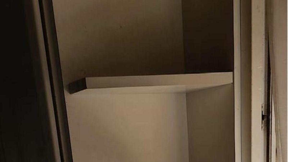 Recogida de muestras del polvo hallado en una vivienda de Los Mateos en Cartagena