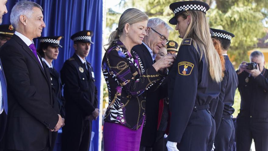 La consellera Gabriela Bravo entrega una insignia policial.