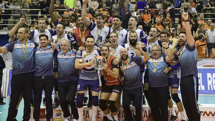 Viciana levanta el trofeo de campeón de la Copa del Rey junto a todo el equipo del Can Ventura en Leganés.