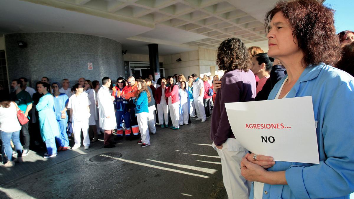 Concentración del personal sanitario a las puertas del hospital de la Línea de la Concepción (Cádiz) en protesta por la agresión a una enfermera por parte de un paciente.