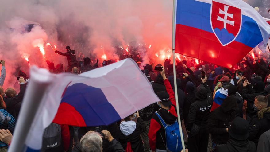 Una protesta con mascarillas en Eslovaquia.