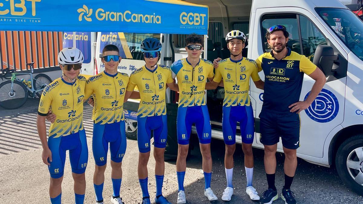 Álvaro Gómez, Pablo Álvarez, Asier Álvarez, Néstor Herrera, Ayose Robaina y Yojan Reyes, Director Deportivo del GCBT, después de la 1ª etapa en Guijuelo