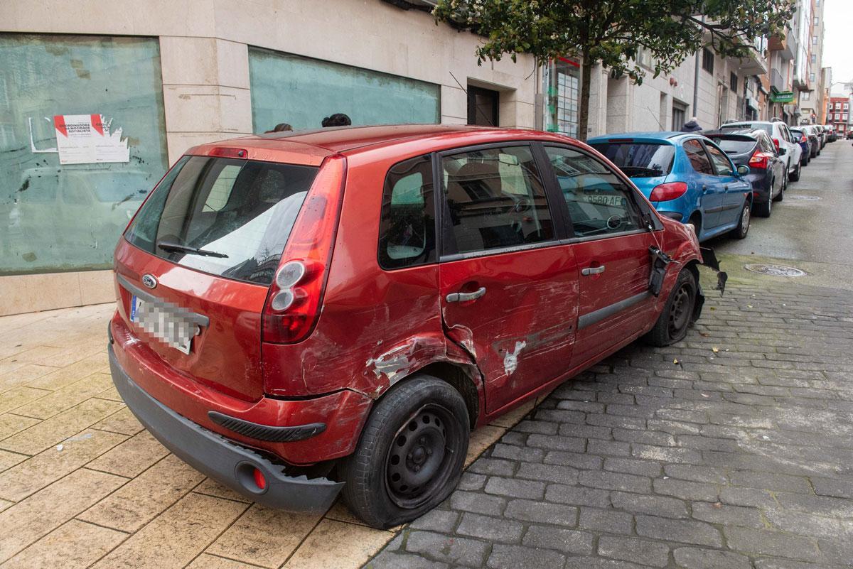 Vehículos dañados por un conductor que dio positivo en alcoholemia tras circular por Os Mallos bajo los efectos del alcohol.