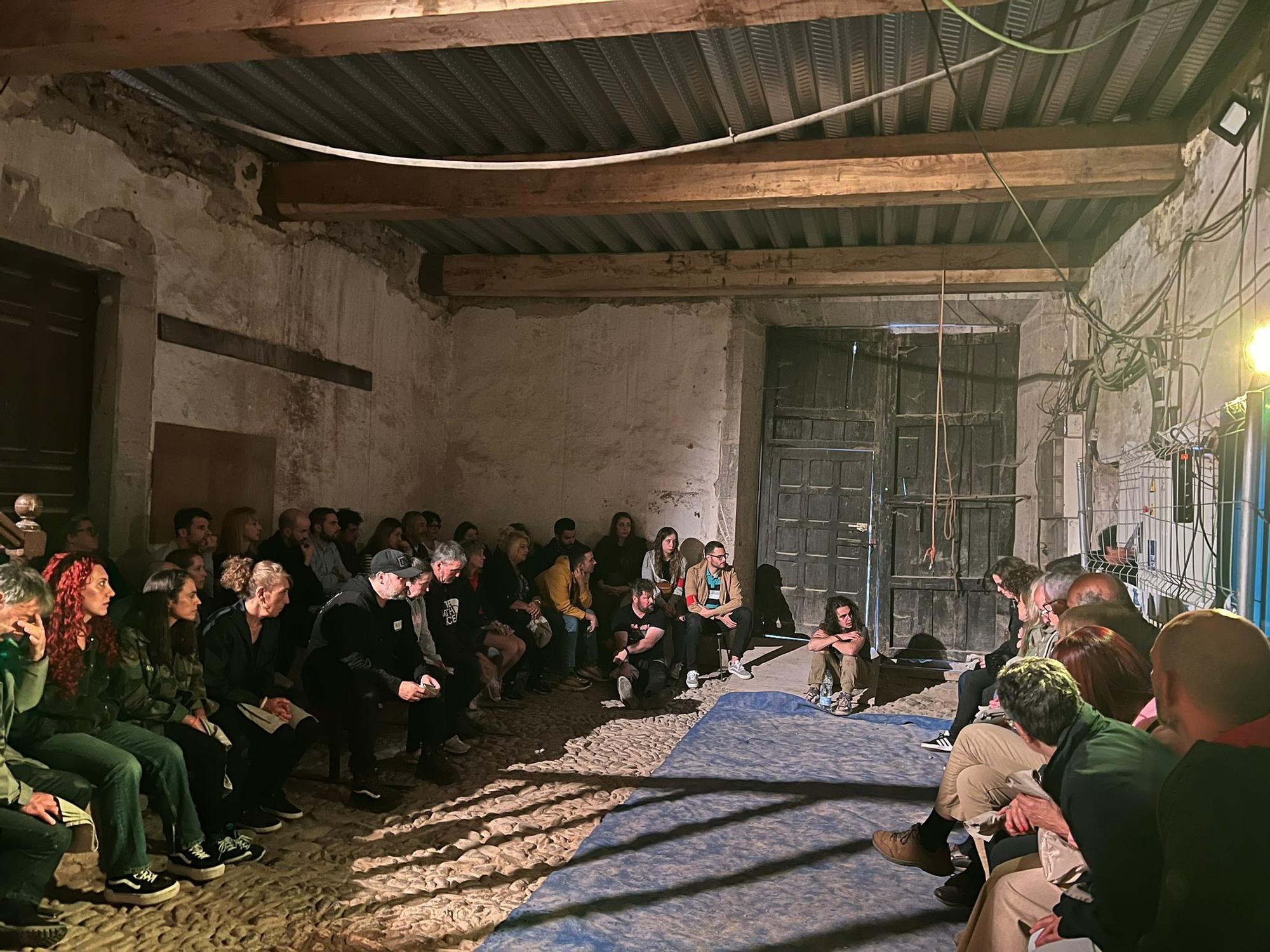 En imágenes: Así fue "Redención", la primera función de teatro inmersivo que se celebra en el monasterio de Cornellana