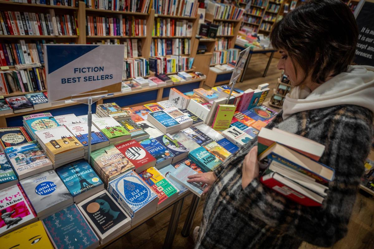 De compras en la librería inglesa Come In de Barcelona, el viernes pasado