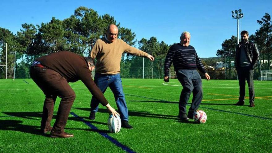 Argimiro Serén y José Luis Vilas chutaron sendos balones de rugby y fútbol a modo de bautismo. // I. A.