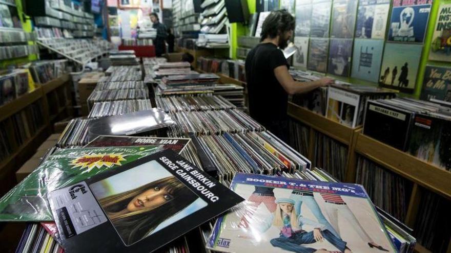 Las ventas de discos de vinilo crecen por decimotercer año seguido en EEUU