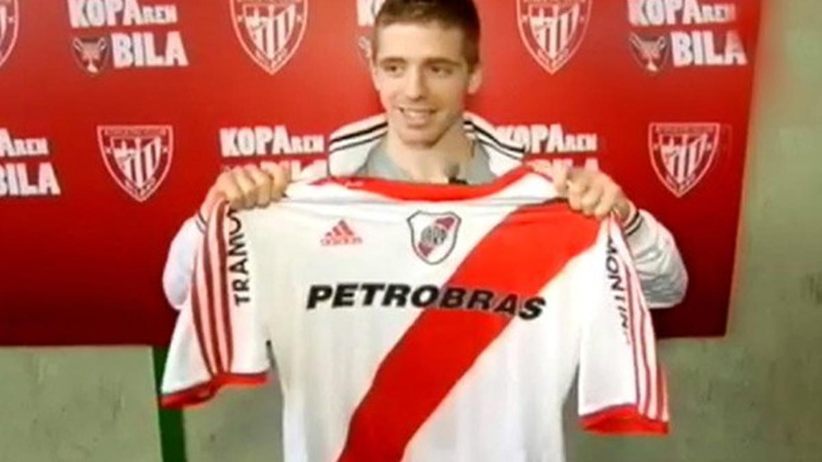 Muniain, posando con la camiseta de River