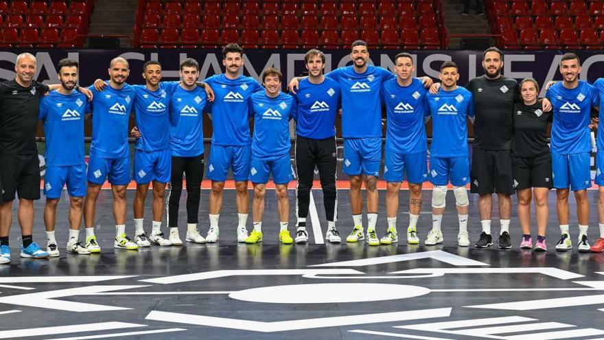 La plantilla y el cuerpo técnico y médico del Palma Futsal posa ayer antes del entrenamiento sobre la pista del Demirchyan Arena de Ereván (Armenia).