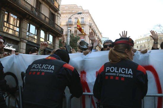 Protesta per la presència de Felip VI a Barcelona sota un fort dispositiu de seguretat