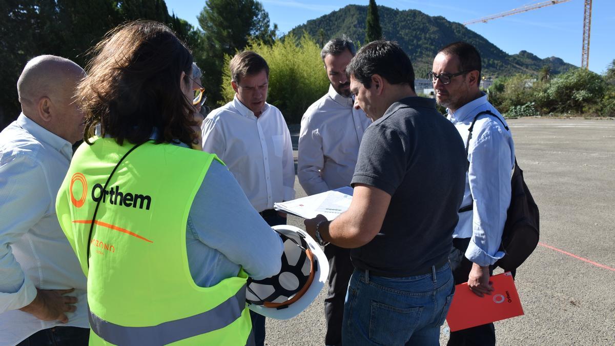 Roger Cerdà e Ignacio Reig, junto a técnicos de Orthem, durante la visita a las obras.