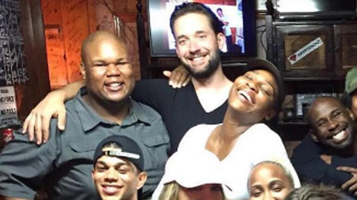 Serena Williams y Alexis Ohanian, detrás de la tenista, han llevado su relación de forma muy discreta