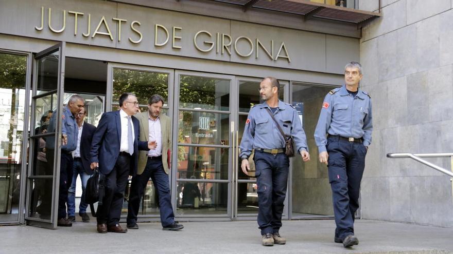 Els tres comandaments dels Bombers investigats pel comboi de protesta davant la Guàrdia Civil sortint dels Jutjats de Girona