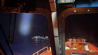 Llega un cayuco por sus propios medios a Arona