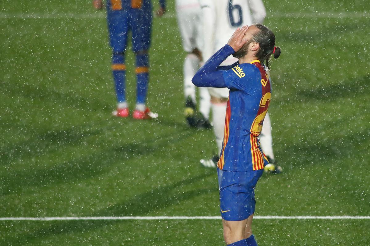 Mingueza se lamenta durante el clásico contra el Madrid en Valdebebas.