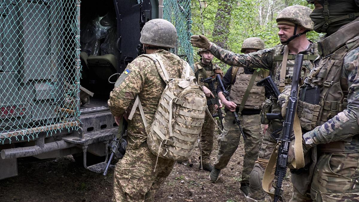 Militares ucranianos, durante un entrenamiento en la zona de Járkov, el pasado sábado.