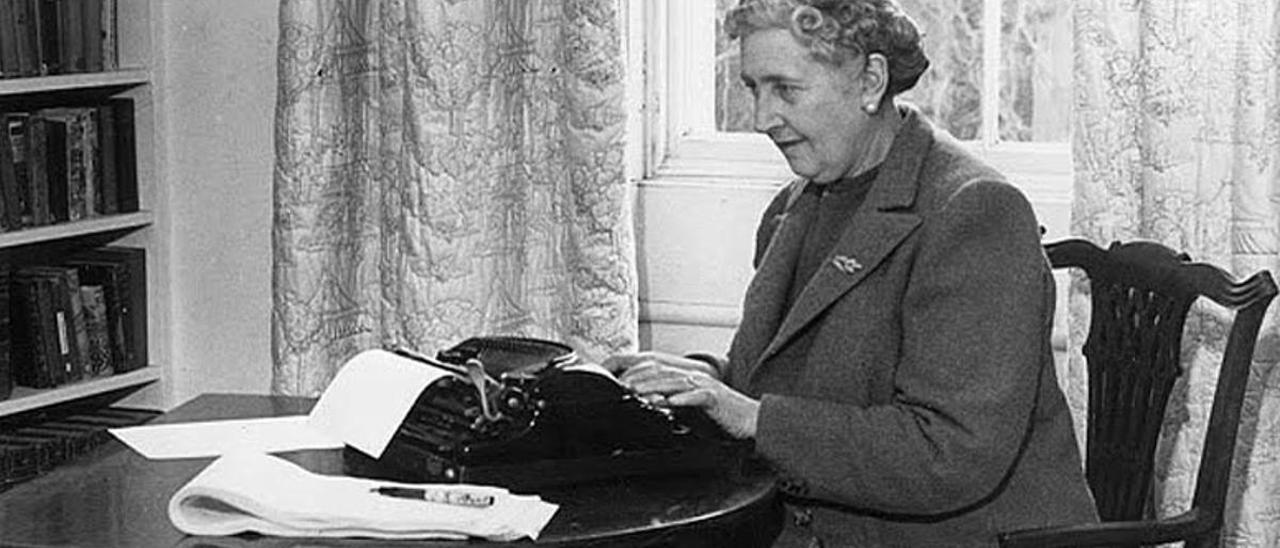 La dama del crimen por excelencia, Agatha Christie, en plena escritura.