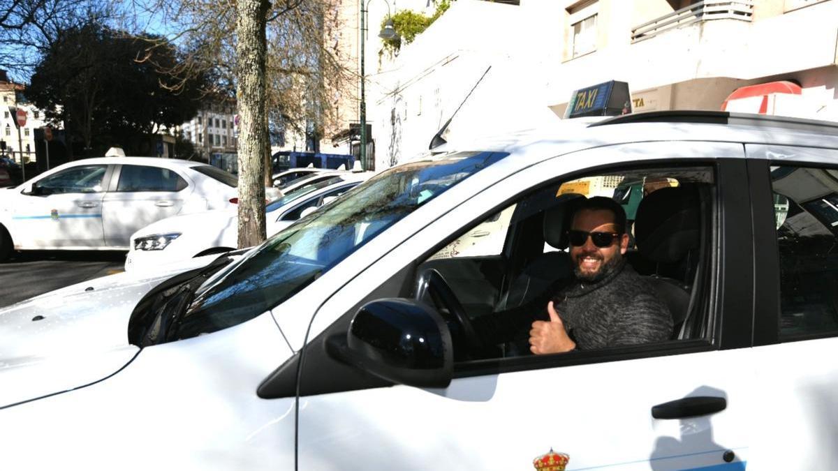 Un taxista de Pontevedra, sin mascarilla. 8 febrero 2023. Gustavo Santos