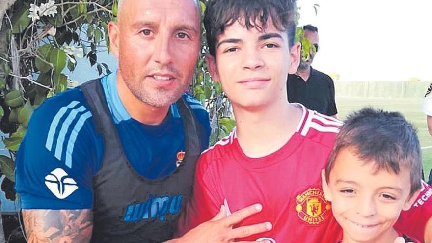 &quot;¡Oh, Santi Cazorla!&quot;: el medio del Oviedo genera revuelo en Pinatar