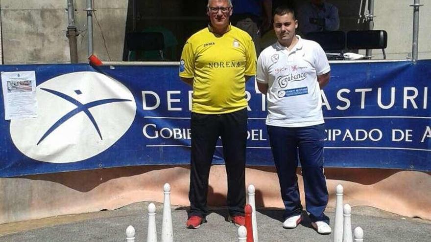 Bernardo Menéndez gana el torneo de bolos en la calle de Infiesto