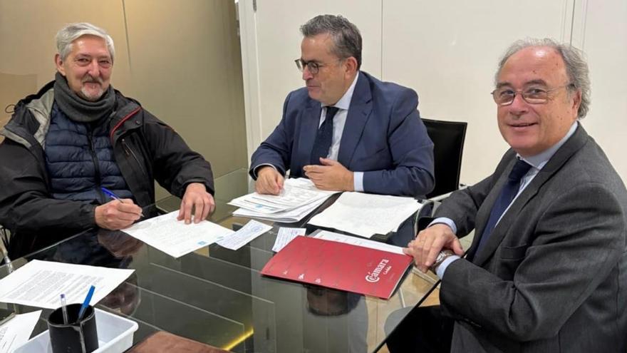 El presidente de la Cámara de Comercio, Antonio Díaz, durante la firma de la compra.