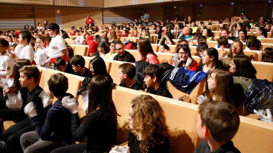 Varios momentos del encuentro escolar celebrado ayer en el teatro Ramos Carrión, con la participación de colegios de toda la provincia. Padres, profesores, autoridades y alumnos participaron en la jornada escolar provincial, que ya cumple su edición décimo segunda.