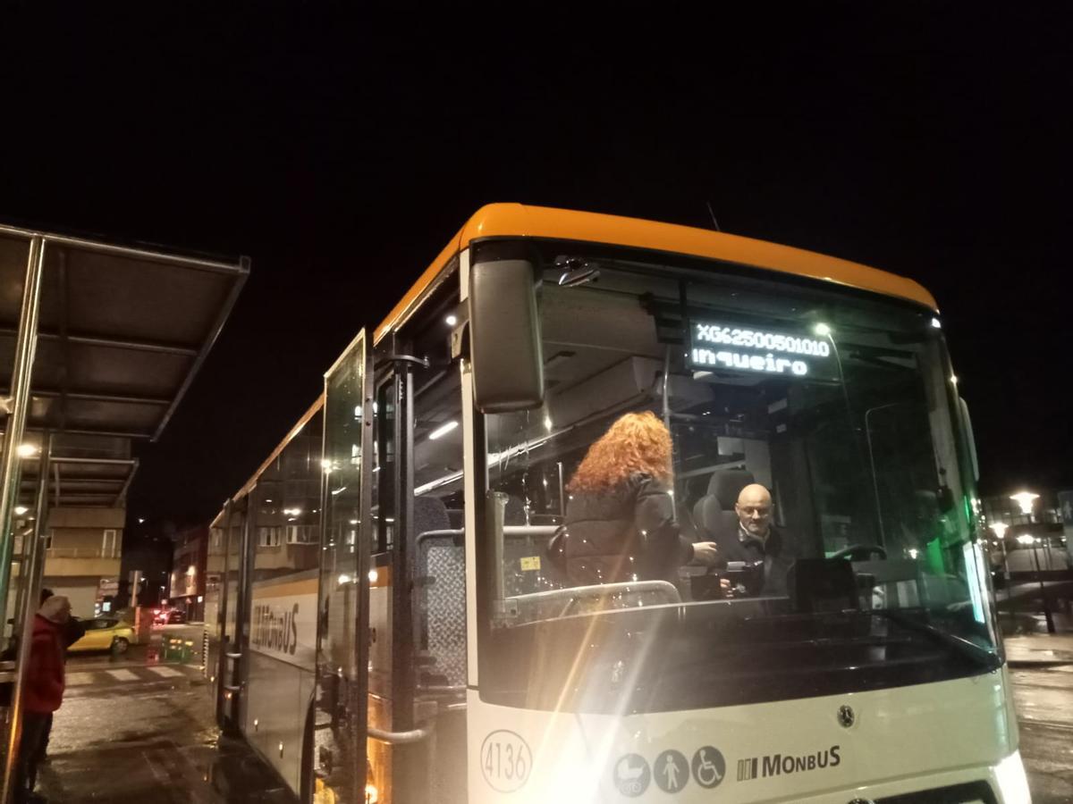 El autobús del transporte público ayer a última hora a su paso por Moaña.