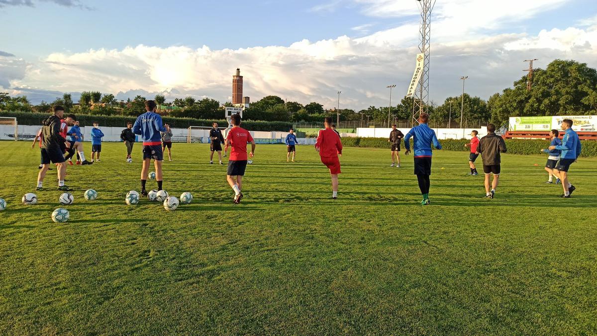 Jugadores del Guareña durante un entrenamiento. Este domingo se enfrentan al Jaraíz en el estadio Príncipe Felipe.