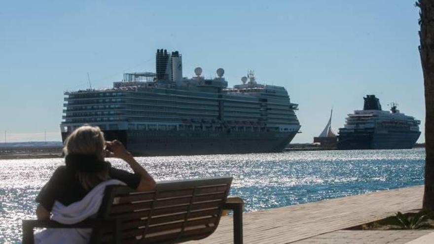 Una mujer observa dos cruceros amarrados en la terminal del Puerto de Alicante del muelle 14 en una imagen de archivo.