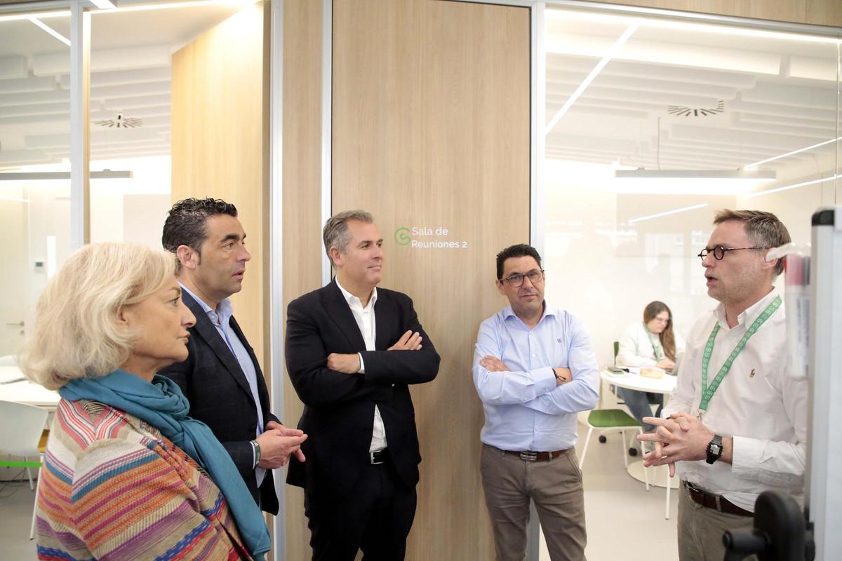 Un momento de la visita a la sede de la AECC.