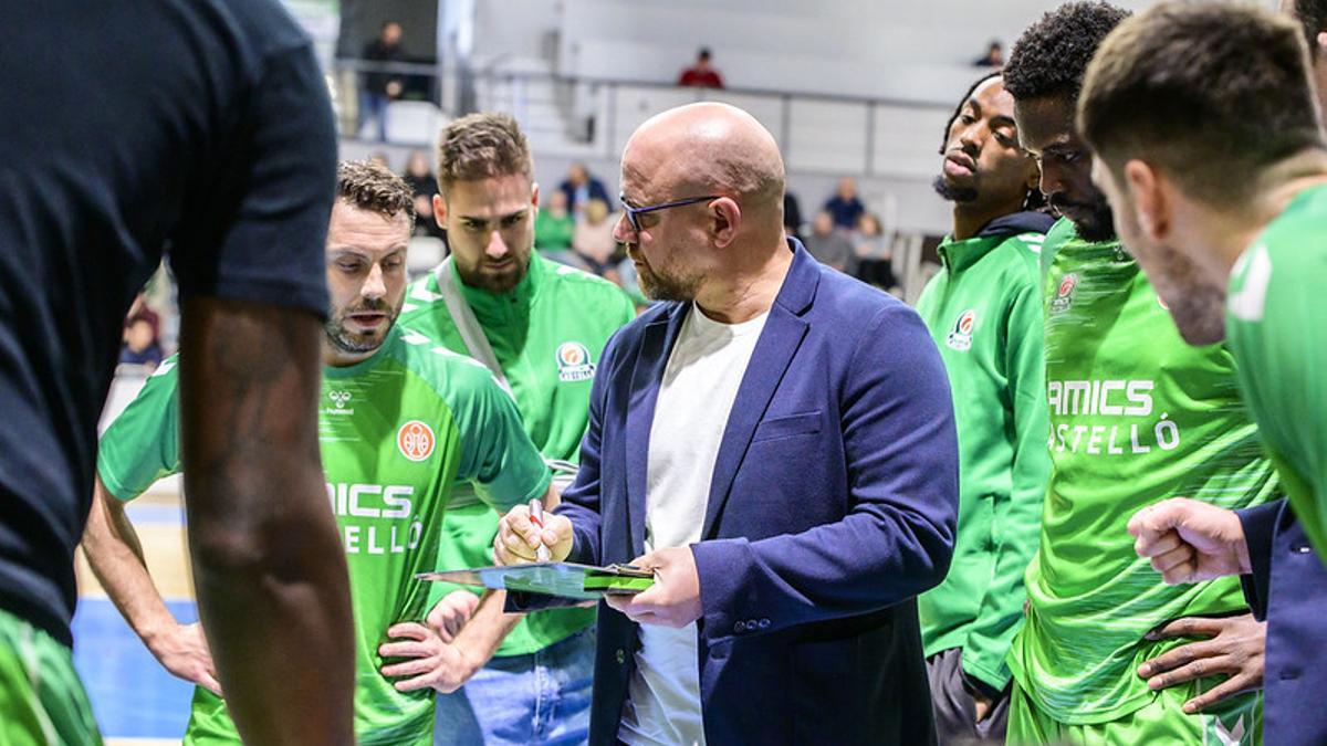 Frederic Castelló da instrucciones a sus jugadores en el Ciutat.