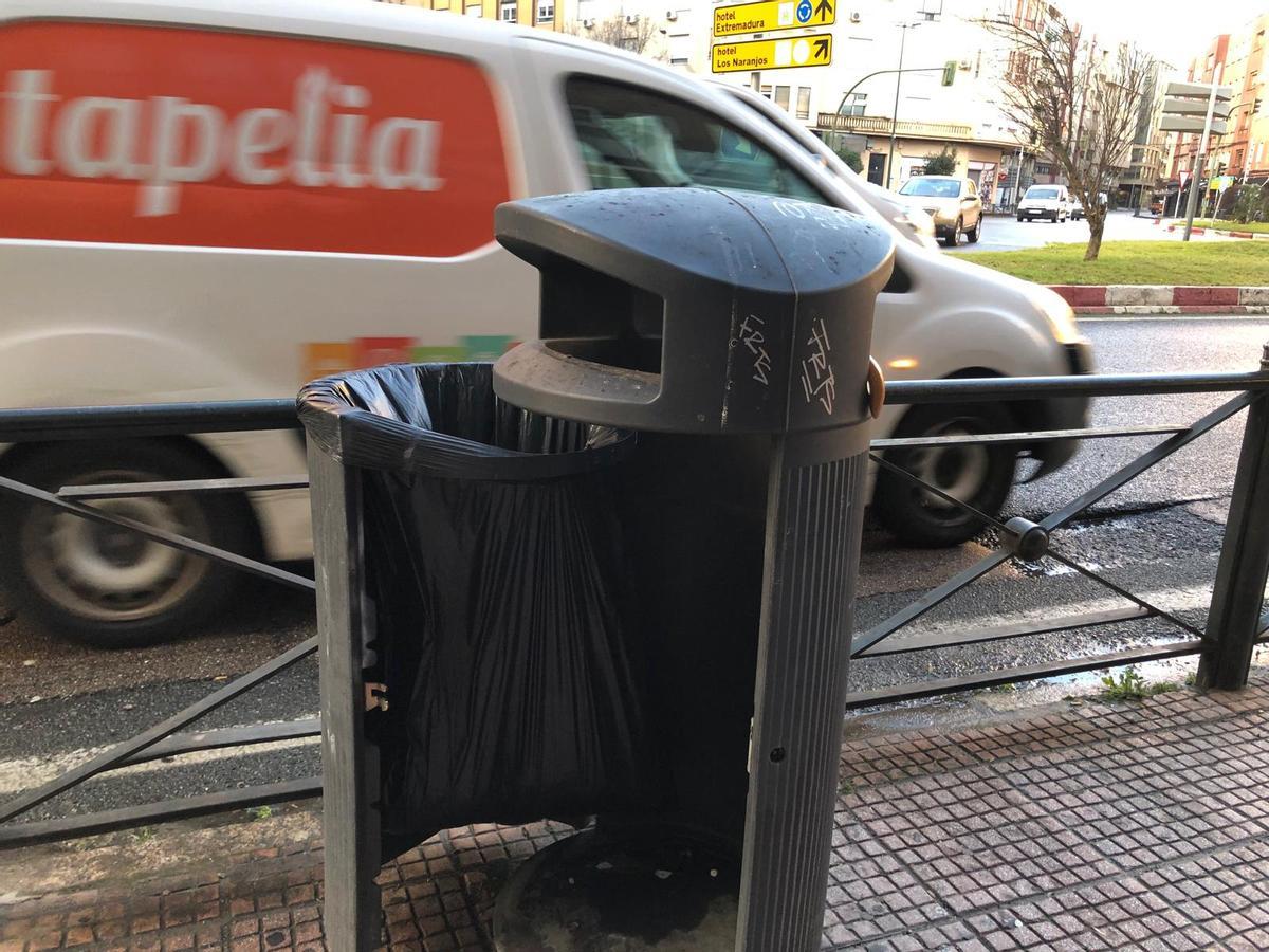 Un muro se desploma en el Instituto El Brocense