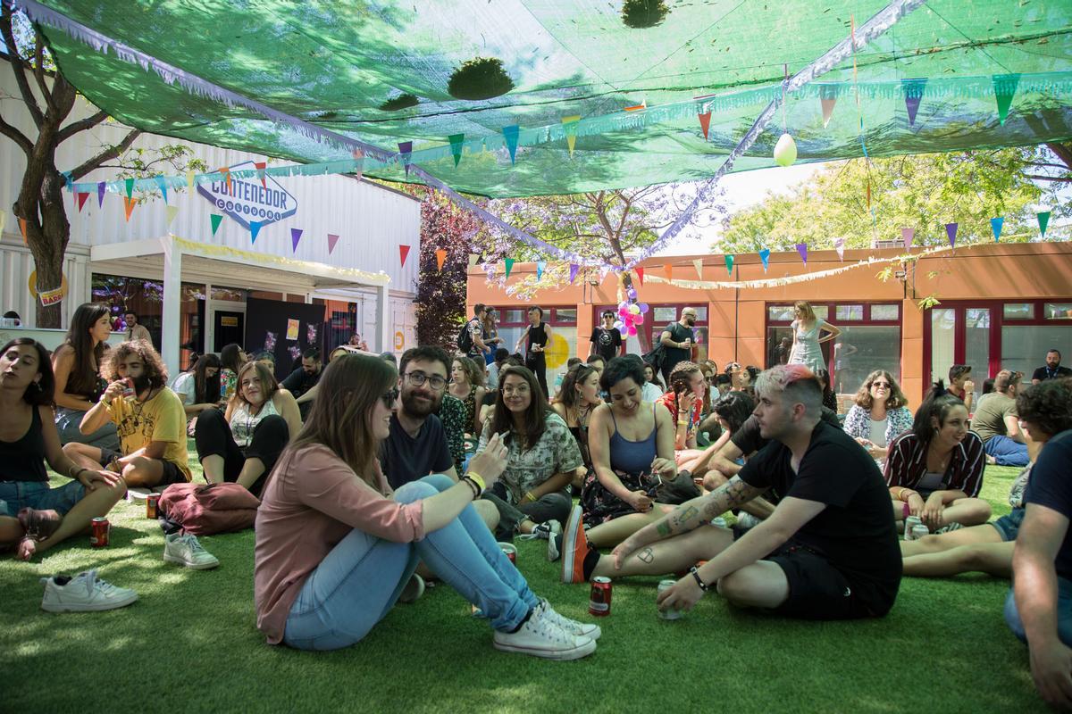 Jóvenes asistentes a un evento del Contenedor Cultural en un ambiente festivo.