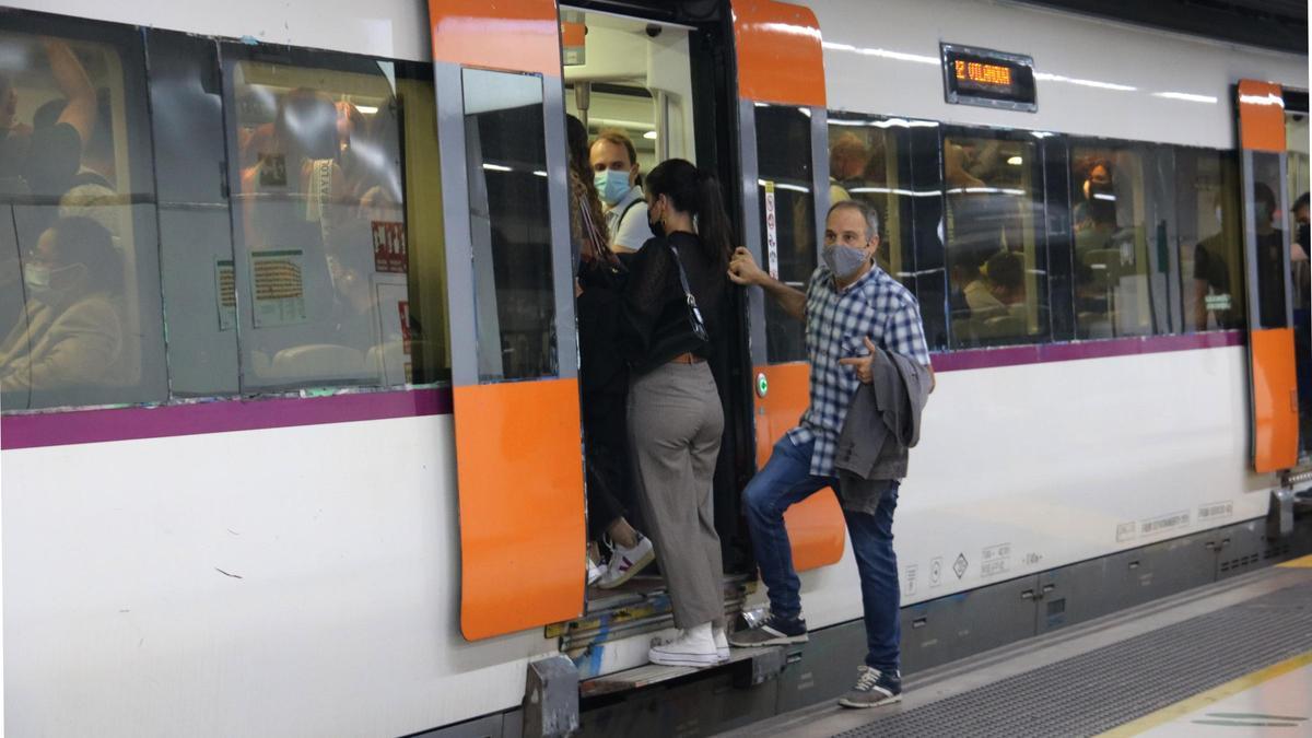 Gent en un tren de Rodalies aturat a Sants, l&#039;1 d&#039;octubre del 2021, durant una vaga de maquinistes