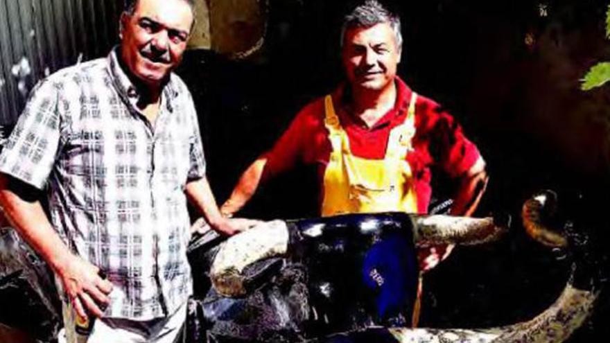 Adolfo (i), con unos carretones de toros que construyó. | el adelantado de segovia