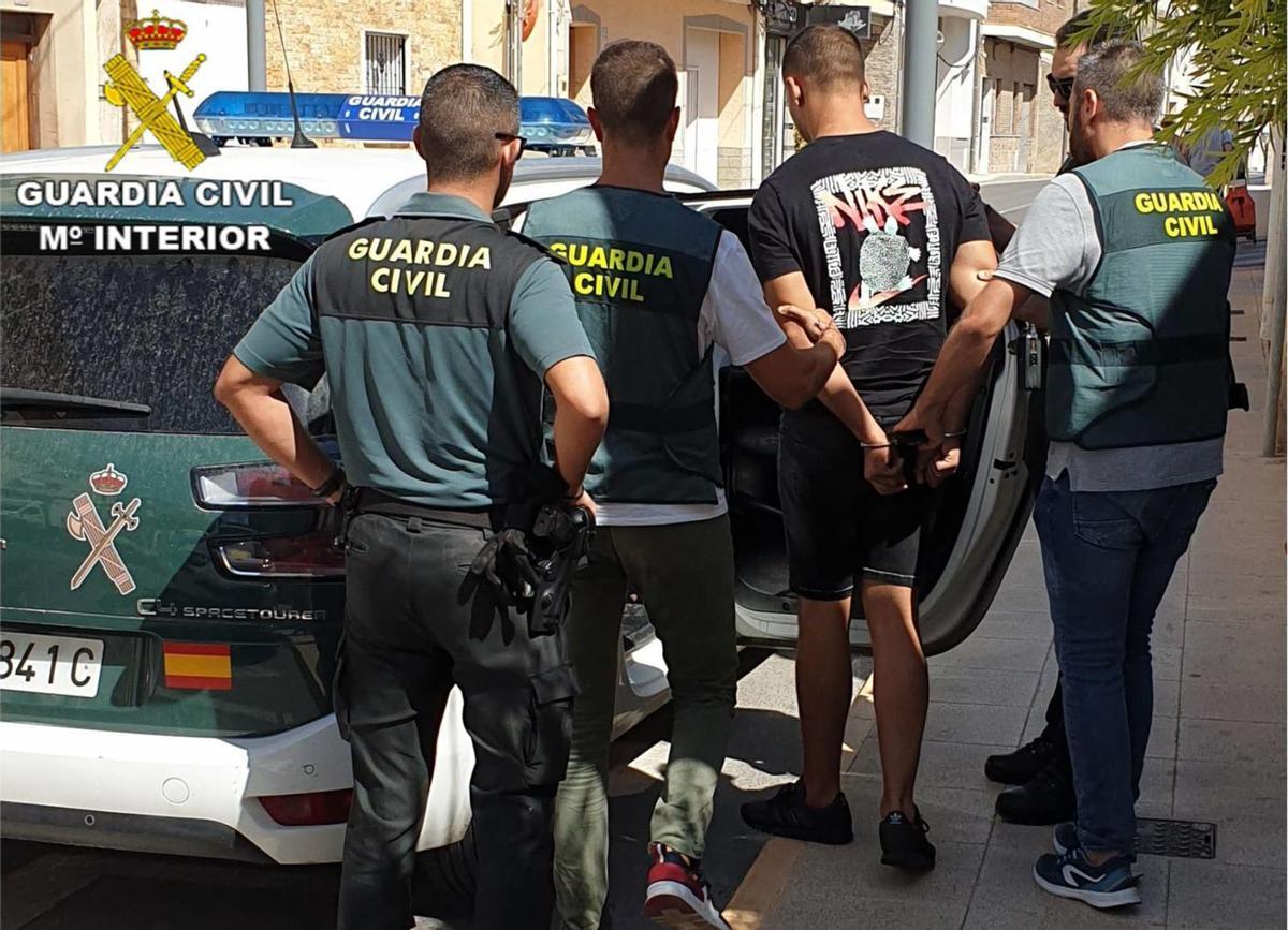 La Guardia Civil traslada enTorrevieja a un atracador. información