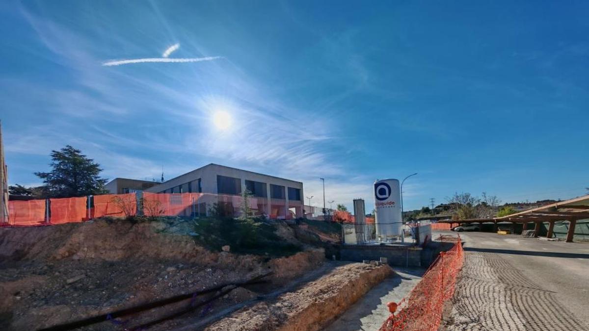 Imagen de las obras del hospital, con el tanque al fondo, ya en su ubicación definitiva.