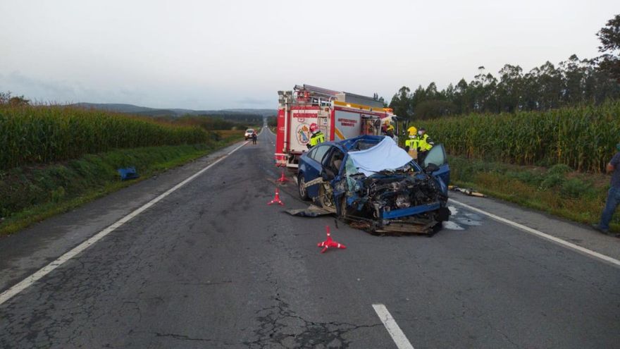 Efectivos de emergencias retiran el vehículo siniestrado.