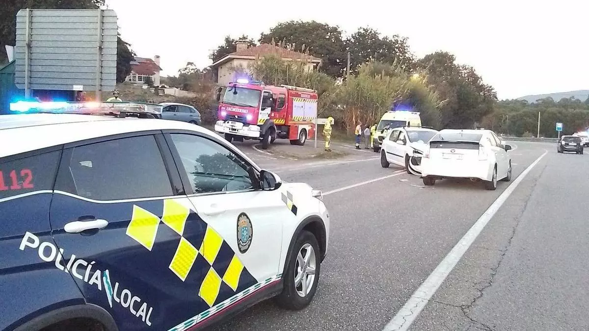 Herido un conductor tras una colisión frontal entre dos vehículos en Tomiño