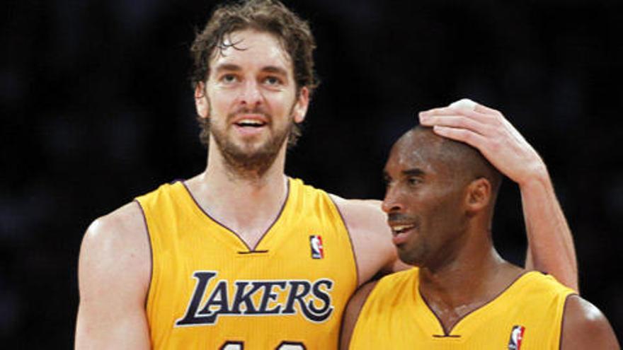 Pau Gasol junto a Kobe Bryant.