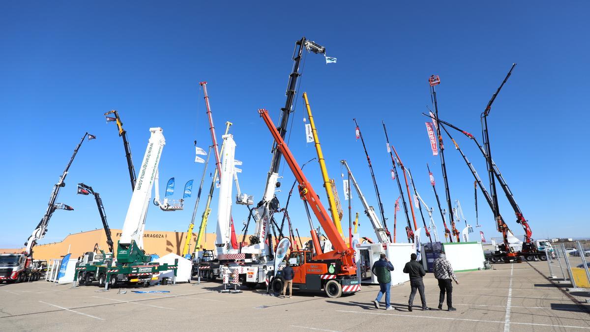 Grúas de todos los tipos se exponen en la zona exterior de Smopyc, el salón de maquinaria de obras que abrió este miércoles sus puertas en la Feria de Zaragoza.